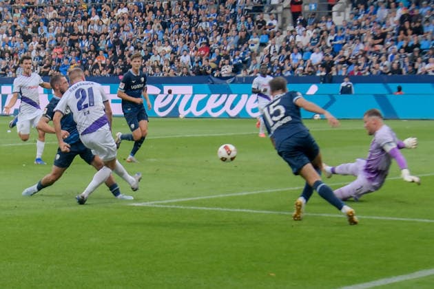 Adrian Beck (Osnabrueck 21) erzielt das Tor zum 0:2, dass durch VAR aberkannt worden ist 28.08.2026 ¢ Fussball ¢ VfL Bochum vs VfL Osnabrueck, Vonovia Ruhrstadion, Bochum, DFB DFL REGULATIONS PROHIBIT ANY USE OF PHOTOGRAPHS AS IMAGE SEQUENCES AND OR QUASI-VIDEO NRW Germany *** Adrian Beck of Osnabrück scores the goal to make it 0–2, but it is disallowed by VAR on August 28, 2026 ¢ Soccer ¢ VfL Bochum vs. VfL Osnabrück, Vonovia Ruhrstadion, Bochum, DFB and DFL regulations prohibit any use of photographs as image sequences and or quasi-video. NRW, Germany Copyright: xpepphotox xHorstxMauelshagenx pep00321, pep_20260828_hm