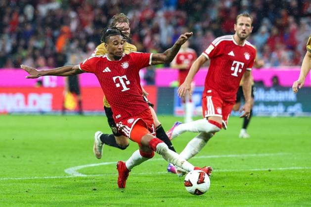im Zweikampf, Aktion, mit Michael Olise 17 (FC Bayern Muenchen), FC Bayern Muenchen vs. VfB Stuttgart, Fussball, 1. Bundesliga, 1. Spieltag, 28.08.2026 DFL DFB regulations prohibit any use of photographs as image sequences and or quasi-video Muenchen Bayern Deutschland *** One-on-one, action, featuring Michael Olise 17, FC Bayern Munich, FC Bayern Munich vs. VfB Stuttgart, soccer, Bundesliga 1, Matchday 1, August 28, 2026. DFL and DFB regulations prohibit any use of photographs as image sequences and or quasi-video. Munich, Bayern, Germany Copyright: xkolbert-press ChristianxKolbertx