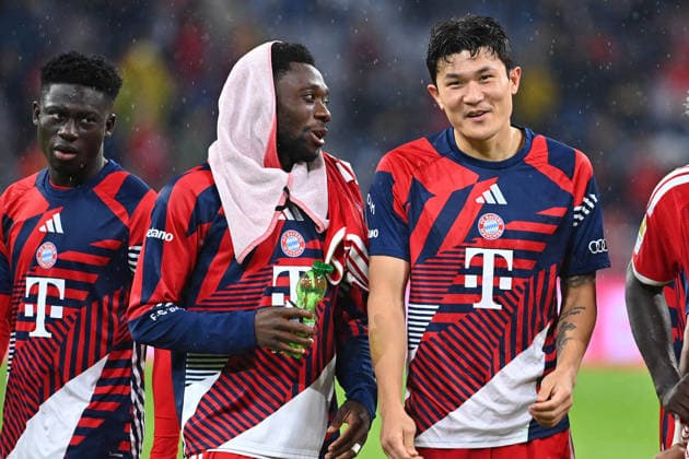 v.re:Minjae KIM (FC Bayern Muenchen),Alphonso DAVIES (Bayern Muenchen), Bara Sapoko NDIAYE (FCB) nach Spielende. Fussball 1. Bundesliga Saison 2026 2027, 1.Spieltag, Spieltag01, FC Bayern Muenchen - VfB Stuttgart 5-1 am 28.08.2026 , A L L I A N Z A R E N A. *** Minjae KIM, FC Bayern Munich; Alphonso DAVIES, Bayern Munich; Bara Sapoko NDIAYE, FCB, after the final whistle of the 2026–2027 Bundesliga season, Matchday 1, Matchday 01, FC Bayern Munich vs. VfB Stuttgart 5–1 on August 28, 2026, Allianz Arena