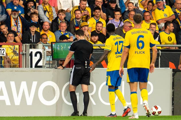 Deutschland: Fussball 2. Bundesliga, 3. Spieltag 2026 2027, Eintracht Braunschweig - Hertha BSC am 28.08.2026 in Braunschweig (Eintracht-Stadion): Schiedsrichter Richard Hempel nutzt den VAR. Foul von Lino Tempelmann (Eintracht Braunschweig, 20) *** German Soccer 2. Bundesliga, Matchday 3, 2026–2027, Eintracht Braunschweig vs. Hertha BSC on August 28, 2026, at Eintracht Stadium in Braunschweig. Referee Richard Hempel uses VAR. Foul by Lino Tempelmann of Eintracht Braunschweig, 20 Copyright: xSvenxHeidmannx