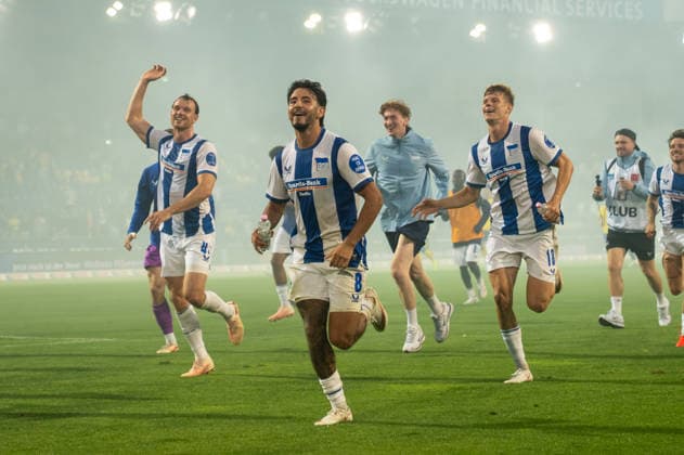 Deutschland: Fussball 2. Bundesliga, 3. Spieltag 2026 2027, Eintracht Braunschweig - Hertha BSC am 28.08.2026 in Braunschweig (Eintracht-Stadion): Die Mannschaft von Hertha BSC macht sich nach dem Speil auf den Weg um mit den Fans zu feiern. *** German Soccer 2. Bundesliga, Matchday 3, 2026–2027, Eintracht Braunschweig vs. Hertha BSC on August 28, 2026, at Eintracht Stadium in Braunschweig. After the game, the Hertha BSC team will head out to celebrate with the fans. Copyright: xSvenxHeidmannx