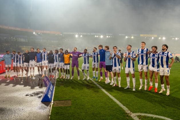 Deutschland: Fussball 2. Bundesliga, 3. Spieltag 2026 2027, Eintracht Braunschweig - Hertha BSC am 28.08.2026 in Braunschweig (Eintracht-Stadion): Die Mannschaft feiert den Sieg mit den mitgereisten Fans. *** German Soccer 2. Bundesliga, Matchday 3, 2026–2027: Eintracht Braunschweig vs. Hertha BSC on August 28, 2026, at Eintracht Stadium in Braunschweig. The team celebrates the victory with the fans who traveled with them. Copyright: xSvenxHeidmannx