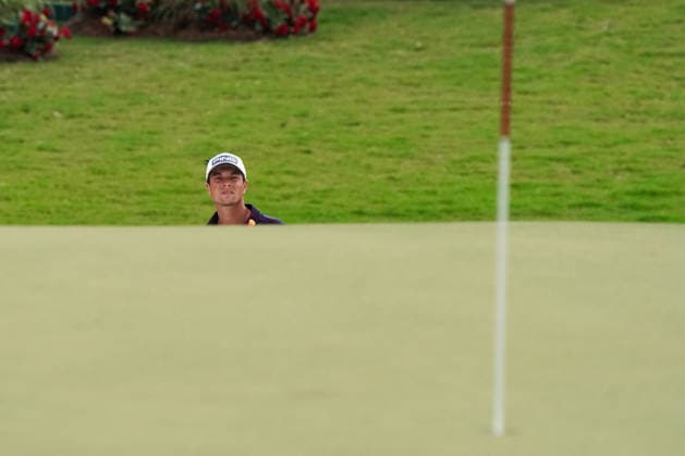 August 28, 2026, Atlanta, Georgia, USA: Viktor Hovland (NOR) lines up a chip from a greenside bunker on the 18th green during the second round of the 2026 TOUR Championship at East Lake Golf Club. Atlanta USA - ZUMAw109 20260828_fap_w109_019 Copyright: xDebbyxWongx