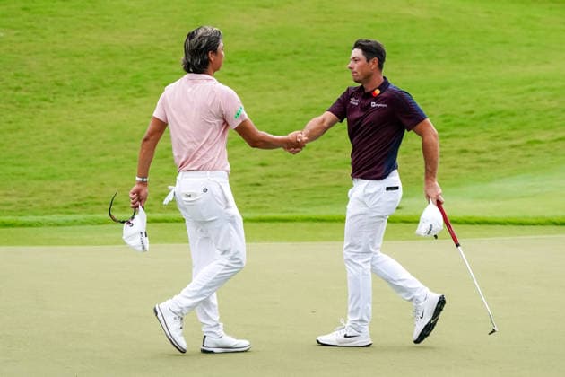 August 28, 2026, Atlanta, Georgia, USA: Viktor Hovland (NOR)(R) shakes hands with Min Woo Lee (AUS) on the 18th green after the second round of the 2026 TOUR Championship at East Lake Golf Club. Atlanta USA - ZUMAw109 20260828_fap_w109_025 Copyright: xDebbyxWongx