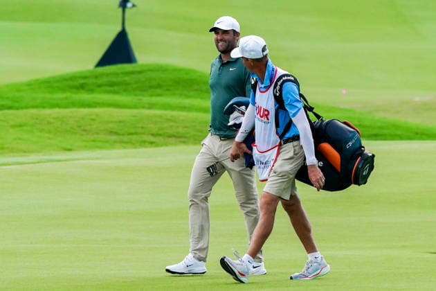 August 28, 2026, Atlanta, Georgia, USA: Scottie Scheffler (USA)(L) and his caddie Ted Scott approach the 18th green during the second round of the 2026 TOUR Championship at East Lake Golf Club. Atlanta USA - ZUMAw109 20260828_fap_w109_026 Copyright: xDebbyxWongx