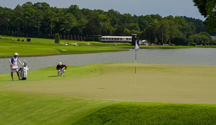 August 28, 2026, Atlanta, Georgia, USA: Viktor Hovland (NOR) (R) and his caddie Shay Knight line up a putt on the 9th green during the second round of the 2026 TOUR Championship at East Lake Golf Club. PGA, Golf Herren 2026: TOUR Championship - Round 2  - ZUMAw109 20260828_fap_w109_022 Copyright: xDebbyxWongx