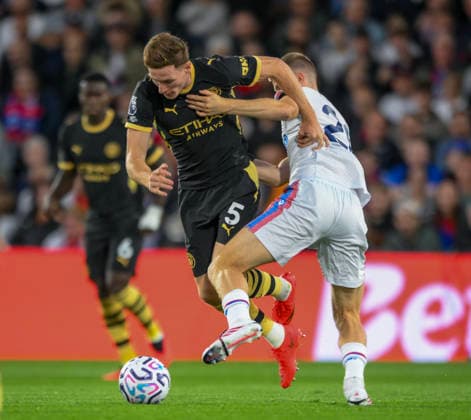 Crystal Palace v Manchester City Premier League Adam Wharton of Crystal Palace and Elliot Anderson of Manchester City battle for the ball during the Premier League match at Selhurst Park, London 28 08 2026 UK Newspapers OUT Copyright: xMalcolmxFellx FIL-23847-0053