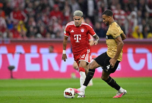 Zweikampf, Aktion Luis Diaz FC Bayern Muenchen FCB (14) gegen Josha Vagnoman VfB Stuttgart (04) FC Bayern Muenchen FCB vs VfB Stuttgart 28.08.2026 DFL REGULATIONS PROHIBIT ANY USE OF PHOTOGRAPHS AS IMAGE SEQUENCES AND OR QUASI-VIDEO FC Bayern Muenchen FCB vs VfB Stuttgart *** Tackle, Action: Luis Diaz, FC Bayern Munich (FCB) 14 vs. Josha Vagnoman, VfB Stuttgart 04, FC Bayern Munich (FCB) vs. VfB Stuttgart, August 28, 2026. DFL regulations prohibit any use of photographs as image sequences and OR QUASI-VIDEO: FC Bayern Munich (FCB) vs. VfB Stuttgart