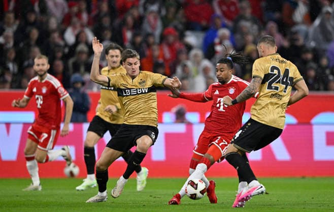 Zweikampf, Aktion Michael Olise FC Bayern Muenchen FCB (17) gegen Jeff Chabot VfB Stuttgart (24) Ramon Hendriks VfB Stuttgart (03) Angelo Stiller VfB Stuttgart (06) FC Bayern Muenchen FCB vs VfB Stuttgart 28.08.2026 DFL REGULATIONS PROHIBIT ANY USE OF PHOTOGRAPHS AS IMAGE SEQUENCES AND OR QUASI-VIDEO FC Bayern Muenchen FCB vs VfB Stuttgart *** Tackle, Action: Michael Olise (FC Bayern Munich, FCB 17) vs. Jeff Chabot (VfB Stuttgart, 24), Ramon Hendriks (VfB Stuttgart, 03), Angelo Stiller (VfB Stuttgart, 06), FC Bayern Munich (FCB) vs. VfB Stuttgart, August 28, 2026. DFL REGULPROHIBIT ANY USE OF PHOTOGRAPHS AS IMAGE SEQUENCES AND OR QUASI-VIDEO FC Bayern Munich FCB vs. VfB Stuttgart