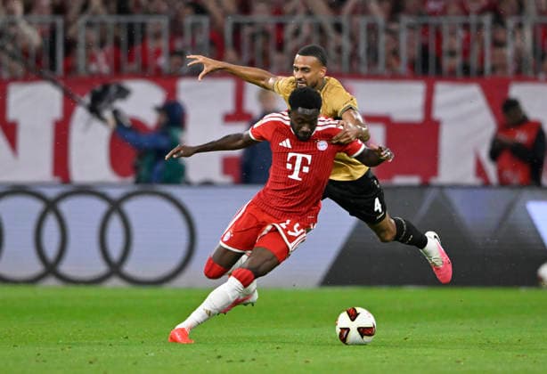 Zweikampf, Aktion Alphonso Davies Bayern FC Muenchen FCB (19) gegen Josha Vagnoman VfB Stuttgart (04) FC Bayern Muenchen FCB vs VfB Stuttgart 28.08.2026 DFL REGULATIONS PROHIBIT ANY USE OF PHOTOGRAPHS AS IMAGE SEQUENCES AND OR QUASI-VIDEO FC Bayern Muenchen FCB vs VfB Stuttgart *** Tackle, Action: Alphonso Davies, Bayern Munich FCB 19 vs. Josha Vagnoman, VfB Stuttgart 04; FC Bayern Munich FCB vs. VfB Stuttgart, August 28, 2026. DFL regulations prohibit any use of photographs as image sequences AND OR QUASI-VIDEO FC Bayern Munich FCB vs. VfB Stuttgart