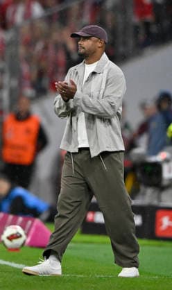 Trainer Coach Vincent Kompany FC Bayern Muenchen FCB am Spielfeldrand Gestik Geste klatscht aufmunternd in die Haende, Beifall FC Bayern Muenchen FCB vs VfB Stuttgart 28.08.2026 DFL REGULATIONS PROHIBIT ANY USE OF PHOTOGRAPHS AS IMAGE SEQUENCES AND OR QUASI-VIDEO FC Bayern Muenchen FCB vs VfB Stuttgart *** Coach Vincent Kompany of FC Bayern Munich (FCB) on the sidelines, gesturing and clapping his hands encouragingly, Applause FC Bayern Munich FCB vs. VfB Stuttgart August 28, 2026 DFL regulations prohibit any use of photographs as image sequences and or quasi-video FC Bayern Munich FCB vs. VfB Stuttgart