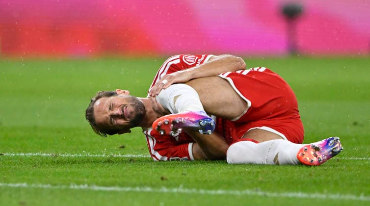 Harry Kane FC Bayern Muenchen FCB (09) verletzt Verletzung am Boden FC Bayern Muenchen FCB vs VfB Stuttgart 28.08.2026 DFL REGULATIONS PROHIBIT ANY USE OF PHOTOGRAPHS AS IMAGE SEQUENCES AND OR QUASI-VIDEO FC Bayern Muenchen FCB vs VfB Stuttgart *** Harry Kane FC Bayern Munich FCB 09 injured, lying on the ground FC Bayern Munich FCB vs. VfB Stuttgart 08 28 2026 DFL regulations prohibit any use of photographs as image sequences and or quasi-video FC Bayern Munich FCB vs. VfB Stuttgart