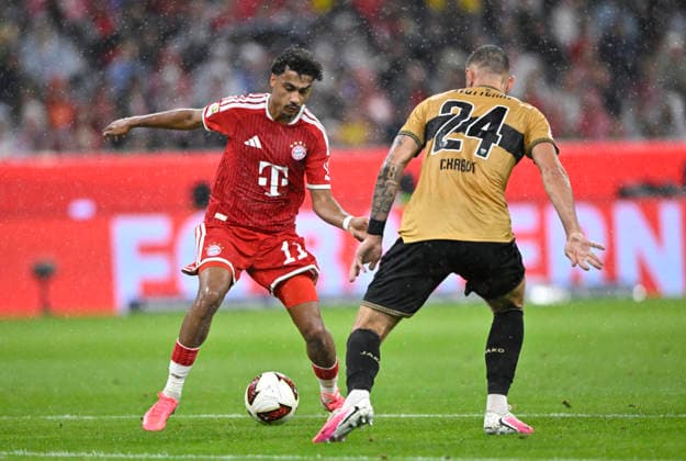 Zweikampf, Aktion Nathaniel Brown FC Bayern Muenchen FCB (11) gegen Jeff Chabot VfB Stuttgart (24) FC Bayern Muenchen FCB vs VfB Stuttgart 28.08.2026 DFL REGULATIONS PROHIBIT ANY USE OF PHOTOGRAPHS AS IMAGE SEQUENCES AND OR QUASI-VIDEO FC Bayern Muenchen FCB vs VfB Stuttgart *** Tackle, Action: Nathaniel Brown (FC Bayern Munich, FCB) 11 vs. Jeff Chabot (VfB Stuttgart, 24) FC Bayern Munich (FCB) vs. VfB Stuttgart, August 28, 2026. DFL regulations prohibit any use of photographs as image sequences and OR QUASI-VIDEO FC Bayern Munich FCB vs. VfB Stuttgart