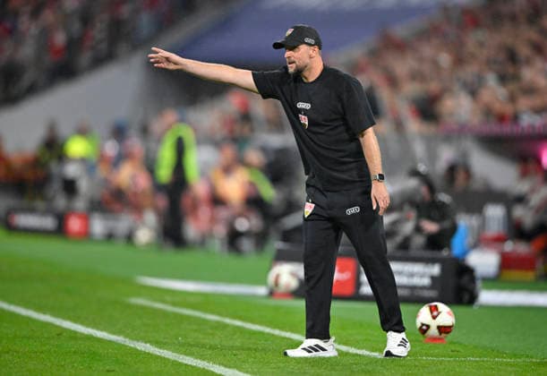 Trainer Coach Sebastian Hoeness VfB Stuttgart am Spielfeldrand Gestik Geste FC Bayern Muenchen FCB vs VfB Stuttgart 28.08.2026 DFL REGULATIONS PROHIBIT ANY USE OF PHOTOGRAPHS AS IMAGE SEQUENCES AND OR QUASI-VIDEO FC Bayern Muenchen FCB vs VfB Stuttgart *** Coach Sebastian Hoeness of VfB Stuttgart on the sidelines, gesturing during the FC Bayern Munich (FCB) vs. VfB Stuttgart match on August 28, 2026. DFL regulations prohibit any use of photographs as image sequences and or quasi-video. FC Bayern Munich (FCB) vs. VfB Stuttgart