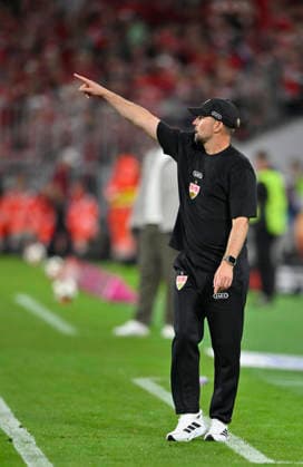 Trainer Coach Sebastian Hoeness VfB Stuttgart am Spielfeldrand Gestik Geste FC Bayern Muenchen FCB vs VfB Stuttgart 28.08.2026 DFL REGULATIONS PROHIBIT ANY USE OF PHOTOGRAPHS AS IMAGE SEQUENCES AND OR QUASI-VIDEO FC Bayern Muenchen FCB vs VfB Stuttgart *** Coach Sebastian Hoeness of VfB Stuttgart on the sidelines, gesturing during the FC Bayern Munich (FCB) vs. VfB Stuttgart match on August 28, 2026. DFL regulations prohibit any use of photographs as image sequences and or quasi-video. FC Bayern Munich (FCB) vs. VfB Stuttgart