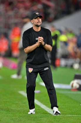Trainer Coach Sebastian Hoeness VfB Stuttgart am Spielfeldrand Enttaeuschung enttaeuscht nach vergebener Torchance Gestik Geste FC Bayern Muenchen FCB vs VfB Stuttgart 28.08.2026 DFL REGULATIONS PROHIBIT ANY USE OF PHOTOGRAPHS AS IMAGE SEQUENCES AND OR QUASI-VIDEO FC Bayern Muenchen FCB vs VfB Stuttgart *** Coach Sebastian Hoeness of VfB Stuttgart on the sidelines; disappointment after a missed scoring opportunity; gesture; FC Bayern Munich (FCB) vs. VfB Stuttgart, August 28, 2026. DFL regulations prohibit any use of photographs AS IMAGE SEQUENCES AND OR QUASI-VIDEO: FC Bayern Munich (FCB) vs. VfB Stuttgart
