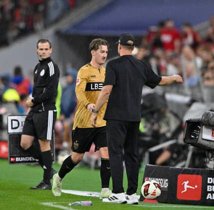 Wechsel Auswechslung Einwechslung Trainer Coach Sebastian Hoeness VfB Stuttgart bedankt sich bei Angelo Stiller VfB Stuttgart (06) FC Bayern Muenchen FCB vs VfB Stuttgart 28.08.2026 DFL REGULATIONS PROHIBIT ANY USE OF PHOTOGRAPHS AS IMAGE SEQUENCES AND OR QUASI-VIDEO FC Bayern Muenchen FCB vs VfB Stuttgart *** Substitution: Coach Sebastian Hoeness of VfB Stuttgart thanks Angelo Stiller VfB Stuttgart 06 FC Bayern Munich FCB vs. VfB Stuttgart August 28, 2026 DFL regulations prohibit any use of photographs as imagesSEQUENCES AND OR QUASI-VIDEO FC Bayern Munich (FCB) vs. VfB Stuttgart