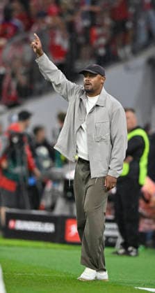 Trainer Coach Vincent Kompany FC Bayern Muenchen FCB am Spielfeldrand Gestik Geste FC Bayern Muenchen FCB vs VfB Stuttgart 28.08.2026 DFL REGULATIONS PROHIBIT ANY USE OF PHOTOGRAPHS AS IMAGE SEQUENCES AND OR QUASI-VIDEO FC Bayern Muenchen FCB vs VfB Stuttgart *** Coach Vincent Kompany of FC Bayern Munich (FCB) on the sidelines, gesturing during the match between FC Bayern Munich (FCB) and VfB Stuttgart on August 28, 2026. DFL regulations prohibit any use of photographs as image sequences and or quasi-VVIDEO FC Bayern Munich (FCB) vs. VfB Stuttgart