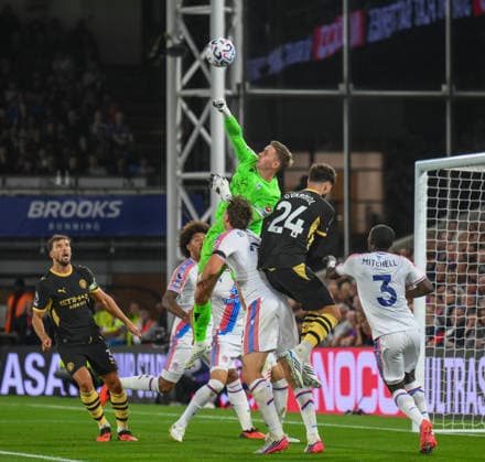 Crystal Palace v Manchester City Premier League Dean Henderson of Crystal Palace punches the ball during the Premier League match at Selhurst Park, London 28 08 2026 UK Newspapers OUT Copyright: xMalcolmxFellx FIL-23847-0068