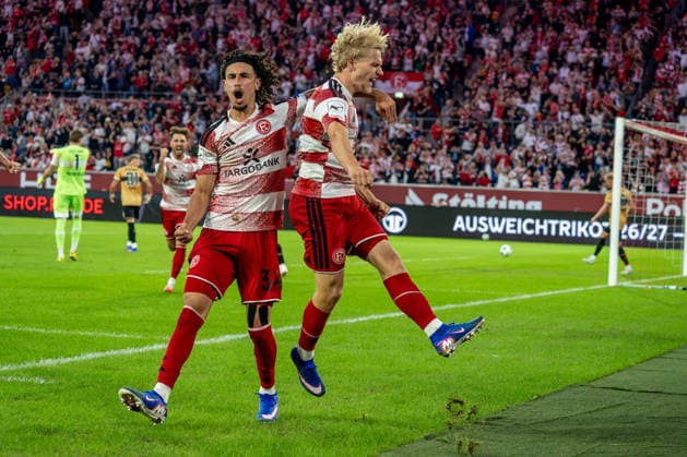 28.08.2026, xkkux Fußball, Fortuna Düsseldorf - VfB Stuttgart II, 3.Liga, Merkur Spiel-Arena, Saison 2026 2027: Torjubel nach dem Tor zum 1:0 durch Torschütze Andreas Müller (Fortuna Düsseldorf 06) zusammen mit Anas Slimani (Fortuna Düsseldorf 34) DFB regulations prohibit any use of photographs as image sequences and or quasi-video. Nordrhein-Westfalen Deutschland
