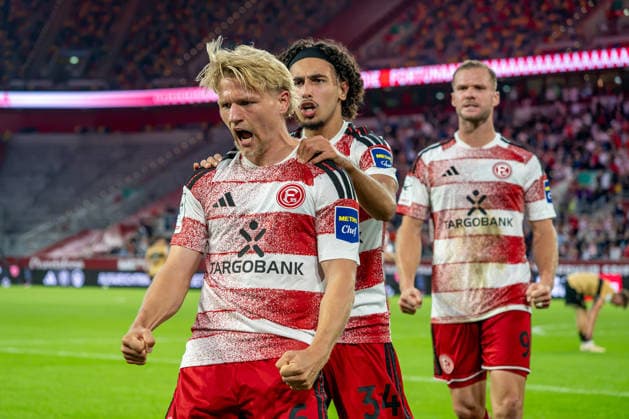 28.08.2026, xkkux Fußball, Fortuna Düsseldorf - VfB Stuttgart II, 3.Liga, Merkur Spiel-Arena, Saison 2026 2027: Torjubel nach dem Tor zum 1:0 durch Torschütze Andreas Müller (Fortuna Düsseldorf 06) zusammen mit Anas Slimani (Fortuna Düsseldorf 34) Eric Hottmann (Fortuna Düsseldorf 09) DFB regulations prohibit any use of photographs as image sequences and or quasi-video. Nordrhein-Westfalen Deutschland