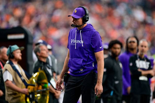 DENVER, CO - AUGUST 28: Minnesota Vikings head coach Kevin O Connell walks along the sideline in the first quarter during a preseason game between the Minnesota Vikings and the Denver Broncos at Empower Field at Mile High on August 28, 2026 in Denver, Colorado. (Photo by Dustin Bradford Icon Sportswire) NFL, American Football Herren, USA AUG 28 Vikings at Broncos EDITORIAL USE ONLY Icon132260828005