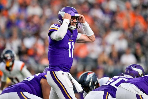 DENVER, CO - AUGUST 28: Minnesota Vikings quarterback Carson Wentz (11) runs the offense in the first quarter during a preseason game between the Minnesota Vikings and the Denver Broncos at Empower Field at Mile High on August 28, 2026 in Denver, Colorado. (Photo by Dustin Bradford Icon Sportswire) NFL, American Football Herren, USA AUG 28 Vikings at Broncos EDITORIAL USE ONLY Icon132260828006