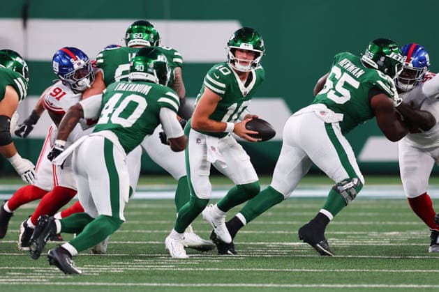 EAST RUTHERFORD, NJ - AUGUST 28: Cade Klubnik 10 of the New York Jets during the NFL, American Football Herren, USA Pre-season game against the New York Giants on August 28, 2026 at MetLife Stadium in East Rutherford, New Jersey. (Photo by Rich Graessle Icon Sportswire) NFL: AUG 28 Giants at Jets EDITORIAL USE ONLY Icon26082831209