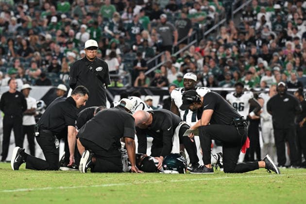 PHILADELPHIA, PA - AUGUST 28: The coaching staff checks on Philadelphia Eagles safety Andre Sam 31 during the pre season game between the Philadelphia Eagles and the Cincinnati Bengals on August 28th, 2026 at Lincoln Financial Field in Philadelphia, PA. (Photo by Terence Lewis Icon Sportswire) NFL, American Football Herren, USA AUG 28 Bengals at Eagles EDITORIAL USE ONLY Icon260828017