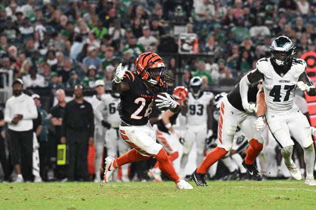 PHILADELPHIA, PA - AUGUST 28: Cincinnati Bengals running back Jamal Haynes 24 runs with the ball during the pre season game between the Philadelphia Eagles and the Cincinnati Bengals on August 28th, 2026 at Lincoln Financial Field in Philadelphia, PA. (Photo by Terence Lewis Icon Sportswire) NFL, American Football Herren, USA AUG 28 Bengals at Eagles EDITORIAL USE ONLY Icon260828018