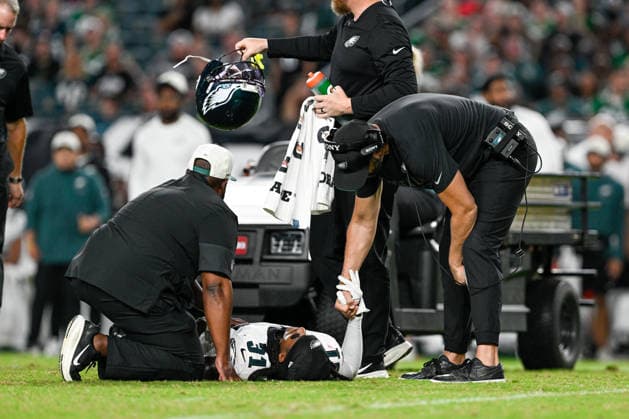 PHILADELPHIA, PA - AUGUST 28: Philadelphia Eagles head coach Nick Sirianni checks on Philadelphia Eagles safety Andre Sam 31 during the pre season game between the Philadelphia Eagles and the Cincinnati Bengals on August 28th, 2026 at Lincoln Financial Field in Philadelphia, PA. (Photo by Terence Lewis Icon Sportswire) NFL, American Football Herren, USA AUG 28 Bengals at Eagles EDITORIAL USE ONLY Icon260828030
