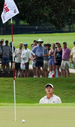 August 28, 2026, Atlanta, Georgia, USA: Collin Morikawa (USA) chips on to the 18th green during the second round of the 2026 TOUR Championship at East Lake Golf Club. PGA, Golf Herren 2026: TOUR Championship - Round 2  - ZUMAw109 20260828_fap_w109_053 Copyright: xDebbyxWongx