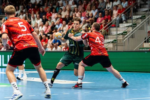 Hamm, Deutschland 28. August 2026: 2. HBL - 2026 2027 - Sp. 1 - ASV Hamm-Westfalen gegen VfL Eintracht Hagen Im Bild: v. li. im Zweikampf Lars Genz (Hagen) und Jann Keno Jacobs (ASV) WESTPRESS Arena Nordrhein Westfalen Copyright: xFotostandx xKruczynskix