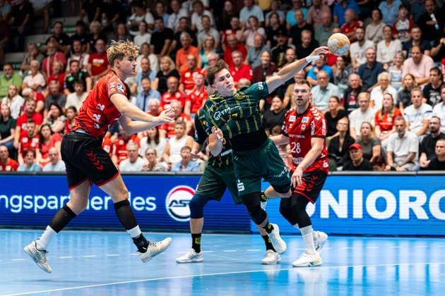 Hamm, Deutschland 28. August 2026: 2. HBL - 2026 2027 - Sp. 1 - ASV Hamm-Westfalen gegen VfL Eintracht Hagen Im Bild: v. li. im Zweikampf Johann Voeing (ASV) und Luca Richter (Hagen) WESTPRESS Arena Nordrhein Westfalen Copyright: xFotostandx xKruczynskix
