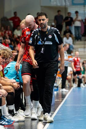 Hamm, Deutschland 28. August 2026: 2. HBL - 2026 2027 - Sp. 1 - ASV Hamm-Westfalen gegen VfL Eintracht Hagen Im Bild: Trainer Jamal Naji (ASV) ist nachdenklich auf dem Spielfeld. WESTPRESS Arena Nordrhein Westfalen Copyright: xFotostandx xKruczynskix