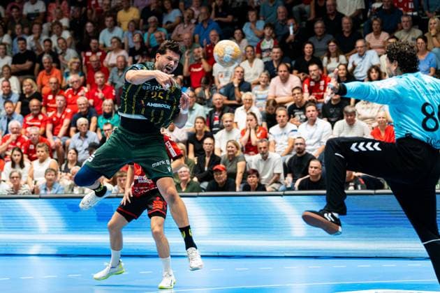 Hamm, Deutschland 28. August 2026: 2. HBL - 2026 2027 - Sp. 1 - ASV Hamm-Westfalen gegen VfL Eintracht Hagen Im Bild: v. li. im Zweikampf Philip Jungemann (Hagen) und Torwart Ivan Budalic (ASV) WESTPRESS Arena Nordrhein Westfalen Copyright: xFotostandx xKruczynskix