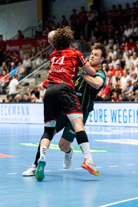 Hamm, Deutschland 28. August 2026: 2. HBL - 2026 2027 - Sp. 1 - ASV Hamm-Westfalen gegen VfL Eintracht Hagen Im Bild: v. li. im Zweikampf Vincent Kreiselmaier (ASV) und Lars Genz (Hagen) WESTPRESS Arena Nordrhein Westfalen Copyright: xFotostandx xKruczynskix