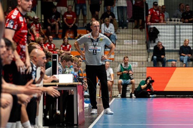 Hamm, Deutschland 28. August 2026: 2. HBL - 2026 2027 - Sp. 1 - ASV Hamm-Westfalen gegen VfL Eintracht Hagen Im Bild: Trainer Pavel Prokopec (Hagen) ist nachdenklich auf dem Spielfeld. WESTPRESS Arena Nordrhein Westfalen Copyright: xFotostandx xKruczynskix