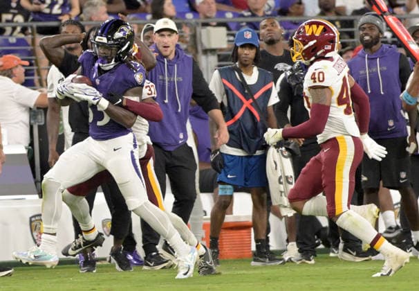 BALTIMORE, MD - AUGUST 28: Baltimore Ravens running back Jonathan Ward (35) make a catch and runs with the ball during the preseason NFL, American Football Herren, USA game between the Washington Commanders and the Baltimore Ravens on August 28, 2026, at M&T Bank Stadium in Baltimore, MD. (Photo by Mark Goldman Icon Sportswire) NFL: AUG 28 Commanders at Ravens EDITORIAL USE ONLY Icon74926082811