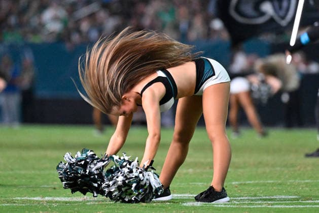NFL, American Football Herren, USA 2026: Bengals Vs Eagles AUG 28 Aug 28, 2026; Philadelphia, Pennsylvania, USA; A Philadelphia Eagles cheerleader performs during the second half against the Cincinnati Bengals at Lincoln Financial Field. Mandatory Credit: Eric Canha-Cal Media (Credit Image: Â Eric Canha Cal Sport Media) Philadelphia Pennsylvania USA EDITORIAL USE ONLY Copyright: xx ZUMA-20260828_zma_c04_029.jpg EricxCanhax csmphotothree515152