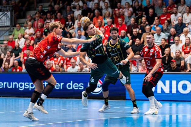 Hamm, Deutschland 28. August 2026: 2. HBL - 2026 2027 - Sp. 1 - ASV Hamm-Westfalen gegen VfL Eintracht Hagen Im Bild: v. li. im Zweikampf Johann Voeing (ASV) und Luca Richter (Hagen) WESTPRESS Arena Nordrhein Westfalen Copyright: xFotostandx xKruczynskix