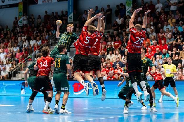 Hamm, Deutschland 28. August 2026: 2. HBL - 2026 2027 - Sp. 1 - ASV Hamm-Westfalen gegen VfL Eintracht Hagen Im Bild: v. li. im Zweikampf Vincent Kreiselmaier (ASV), Juan de la Pena (Hagen), Dustin Kraus (Hagen), Ãdam Horvath-Garaba (ASV) Adam Horvath-Garaba (ASV), Johann Voeing (ASV) und Andreas Bornemann (ASV) WESTPRESS Arena Nordrhein Westfalen Copyright: xFotostandx xKruczynskix