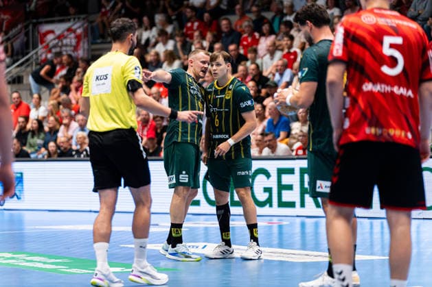 Hamm, Deutschland 28. August 2026: 2. HBL - 2026 2027 - Sp. 1 - ASV Hamm-Westfalen gegen VfL Eintracht Hagen Im Bild: v.li. Jan von Boenigk (Hagen) und Lars Genz (Hagen) gestikulieren auf dem Spielfeld. WESTPRESS Arena Nordrhein Westfalen Copyright: xFotostandx xKruczynskix
