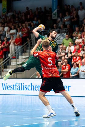 Hamm, Deutschland 28. August 2026: 2. HBL - 2026 2027 - Sp. 1 - ASV Hamm-Westfalen gegen VfL Eintracht Hagen Im Bild: v. li. im Zweikampf Pouya Norouzinezhad (Hagen) und Ãdam Horvath-Garaba (ASV) Adam Horvath-Garaba (ASV) WESTPRESS Arena Nordrhein Westfalen Copyright: xFotostandx xKruczynskix