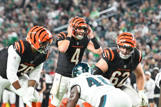 Aug 28, 2026; Philadelphia, Pennsylvania, USA; Cincinnati Bengals quarterback Sean Clifford (4) calls an audible during the second half against the Philadelphia Eagles at Lincoln Financial Field. Mandatory Credit: -Cal Media NFL, American Football Herren, USA 2026: Bengals Vs Eagles AUG 28  - ZUMAc04_ 20260828_zma_c04_031 Copyright: xEricxCanhax