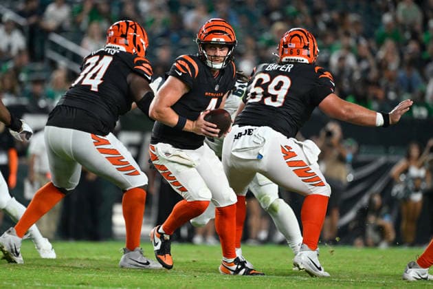 Aug 28, 2026; Philadelphia, Pennsylvania, USA; Cincinnati Bengals quarterback Sean Clifford (4) looks to handoff the ball during the second half against the Philadelphia Eagles at Lincoln Financial Field. Mandatory Credit: -Cal Media NFL, American Football Herren, USA 2026: Bengals Vs Eagles AUG 28  - ZUMAc04_ 20260828_zma_c04_043 Copyright: xEricxCanhax