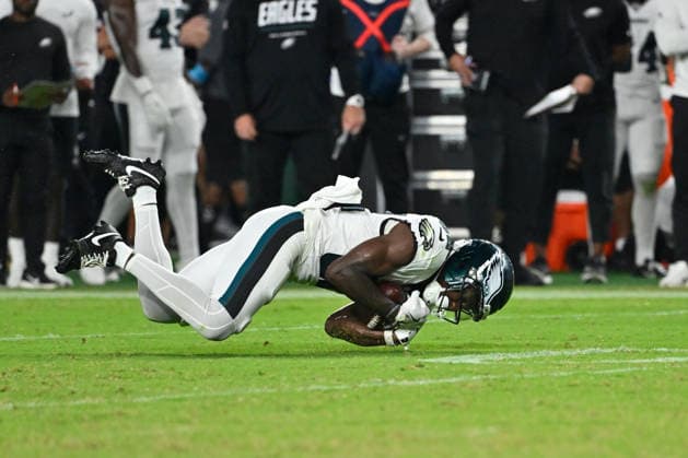 NFL, American Football Herren, USA 2026: Bengals Vs Eagles AUG 28 Aug 28, 2026; Philadelphia, Pennsylvania, USA; Philadelphia Eagles cornerback Jonathan Jones (32) makes a diving catch during the second half against the Cincinnati Bengals at Lincoln Financial Field. Mandatory Credit: Eric Canha-Cal Media (Credit Image: Â Eric Canha Cal Sport Media) Philadelphia Pennsylvania USA EDITORIAL USE ONLY Copyright: xx ZUMA-20260828_zma_c04_042.jpg EricxCanhax csmphotothree515178