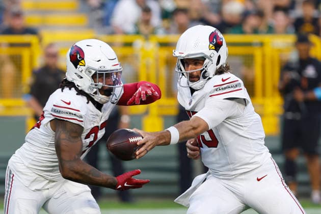 GREEN BAY, WI - AUGUST 28: Arizona Cardinals quarterback Gardner Minshew (15) hands the ball to Arizona Cardinals running back Corey Kiner (37) during a preseason game between the Green Bay Packers and the Arizona Cardinals on August 28, 2026 at Lambeau Field, in Green Bay, WI. (Photo by Larry Radloff Icon Sportswire) NFL, American Football Herren, USA AUG 28 Cardinals at Packers EDITORIAL USE ONLY Icon202608280704