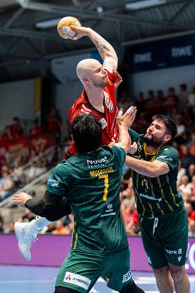 Hamm, Deutschland 28. August 2026: 2. HBL - 2026 2027 - Sp. 1 - ASV Hamm-Westfalen gegen VfL Eintracht Hagen Im Bild: v. li. im Zweikampf Pouya Norouzinezhad (Hagen), Lucas Firnhaber (ASV) und Juan de la Pena (Hagen) WESTPRESS Arena Nordrhein Westfalen Copyright: xFotostandx xKruczynskix