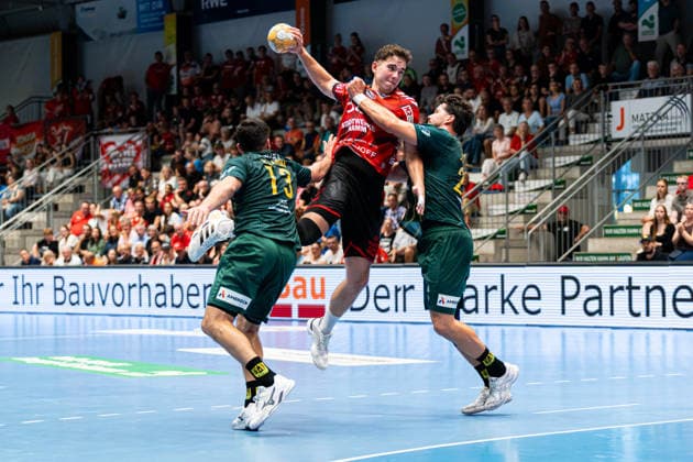 Hamm, Deutschland 28. August 2026: 2. HBL - 2026 2027 - Sp. 1 - ASV Hamm-Westfalen gegen VfL Eintracht Hagen Im Bild: v. li. im Zweikampf Juan de la Pena (Hagen), Pawel Krawczyk (ASV), Philip Jungemann (Hagen) WESTPRESS Arena Nordrhein Westfalen Copyright: xFotostandx xKruczynskix